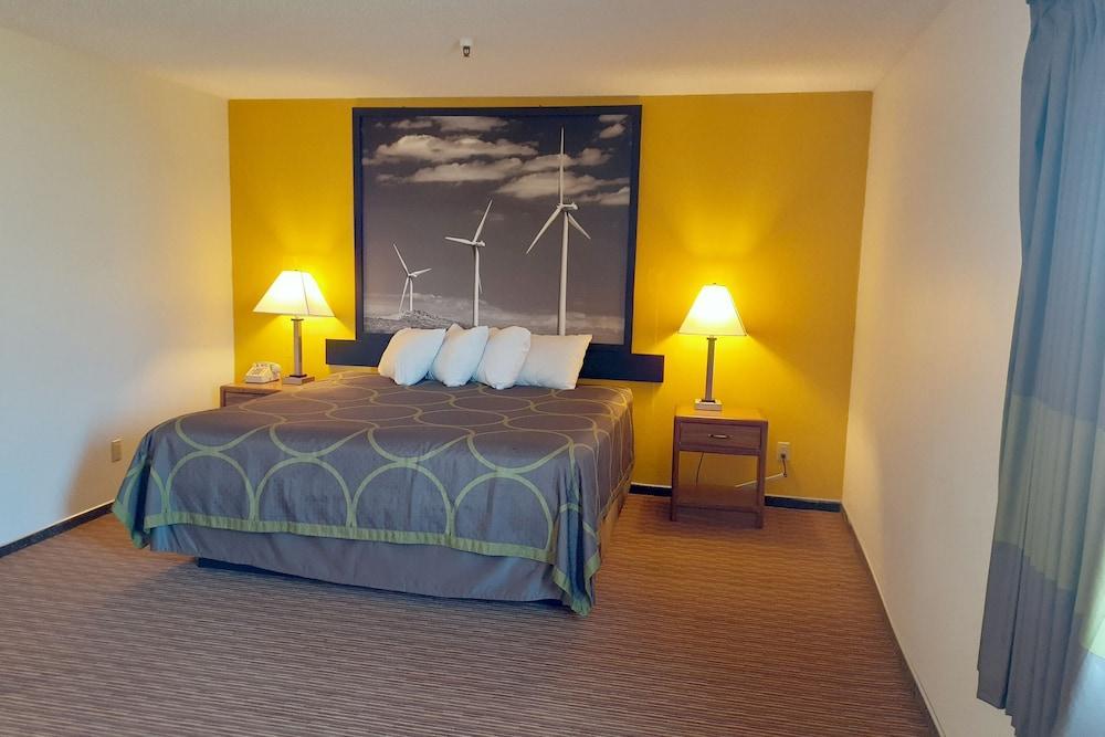 Super 8 By Wyndham Pratt Hotel Kültér fotó