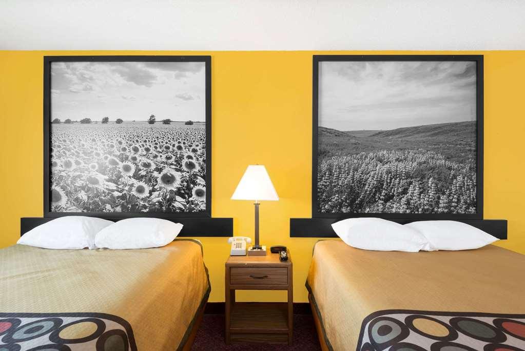 Super 8 By Wyndham Pratt Hotel Szoba fotó