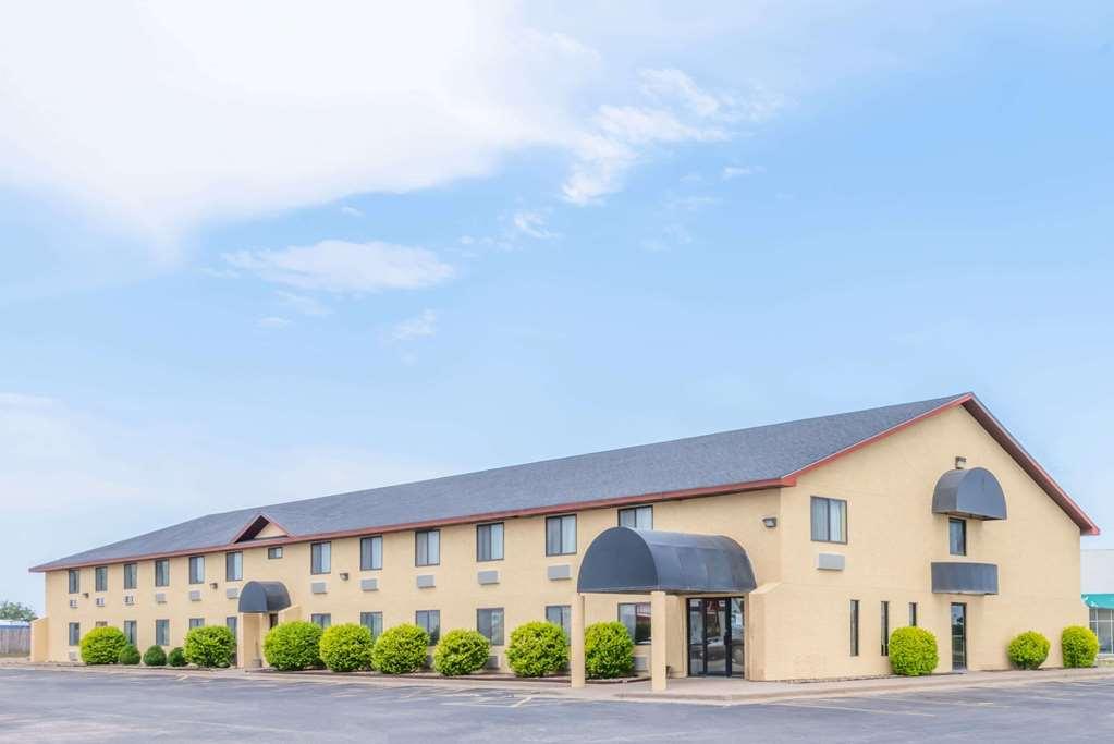 Super 8 By Wyndham Pratt Hotel Kültér fotó