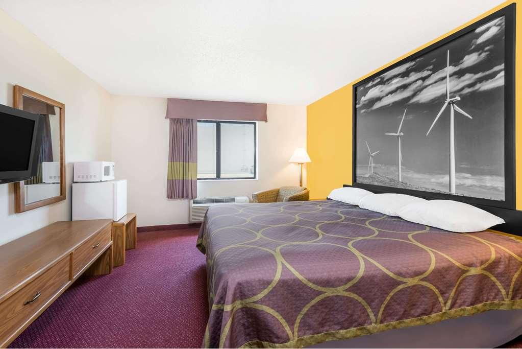 Super 8 By Wyndham Pratt Hotel Szoba fotó