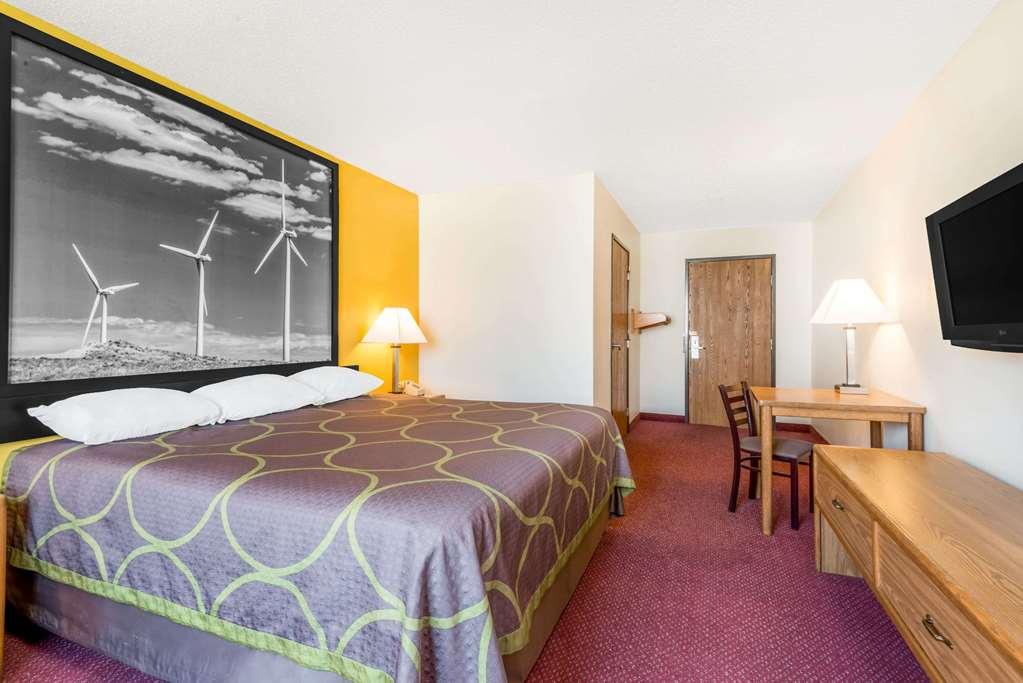 Super 8 By Wyndham Pratt Hotel Szoba fotó