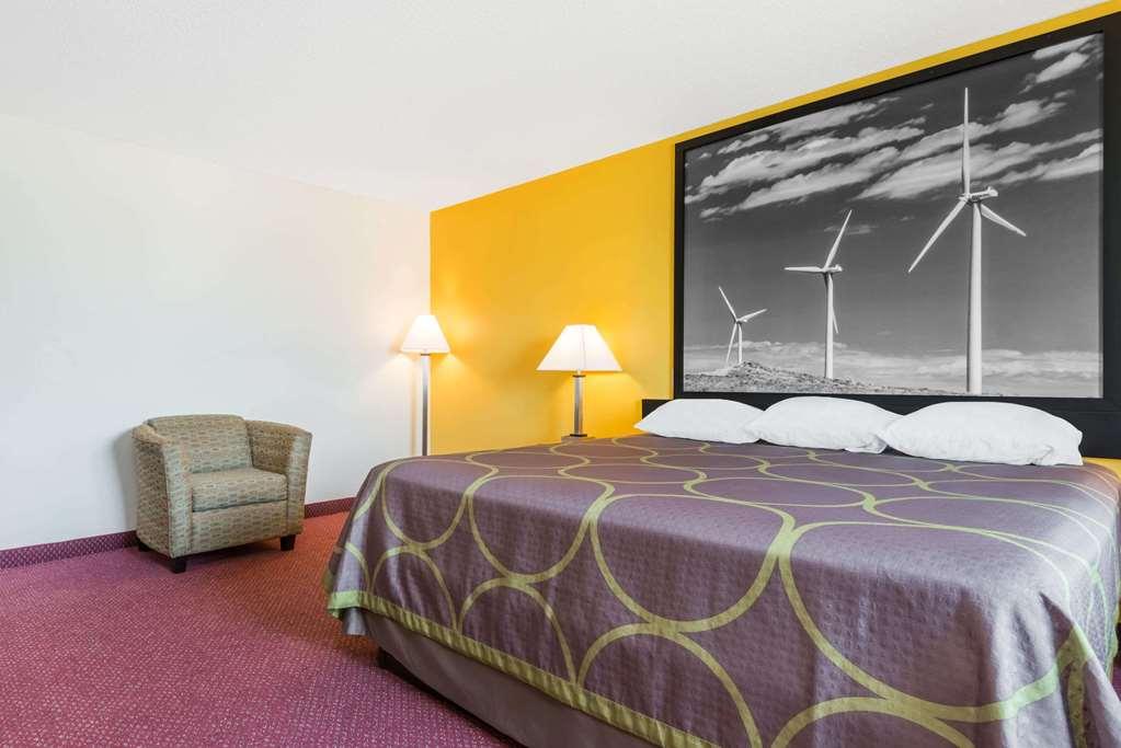 Super 8 By Wyndham Pratt Hotel Szoba fotó