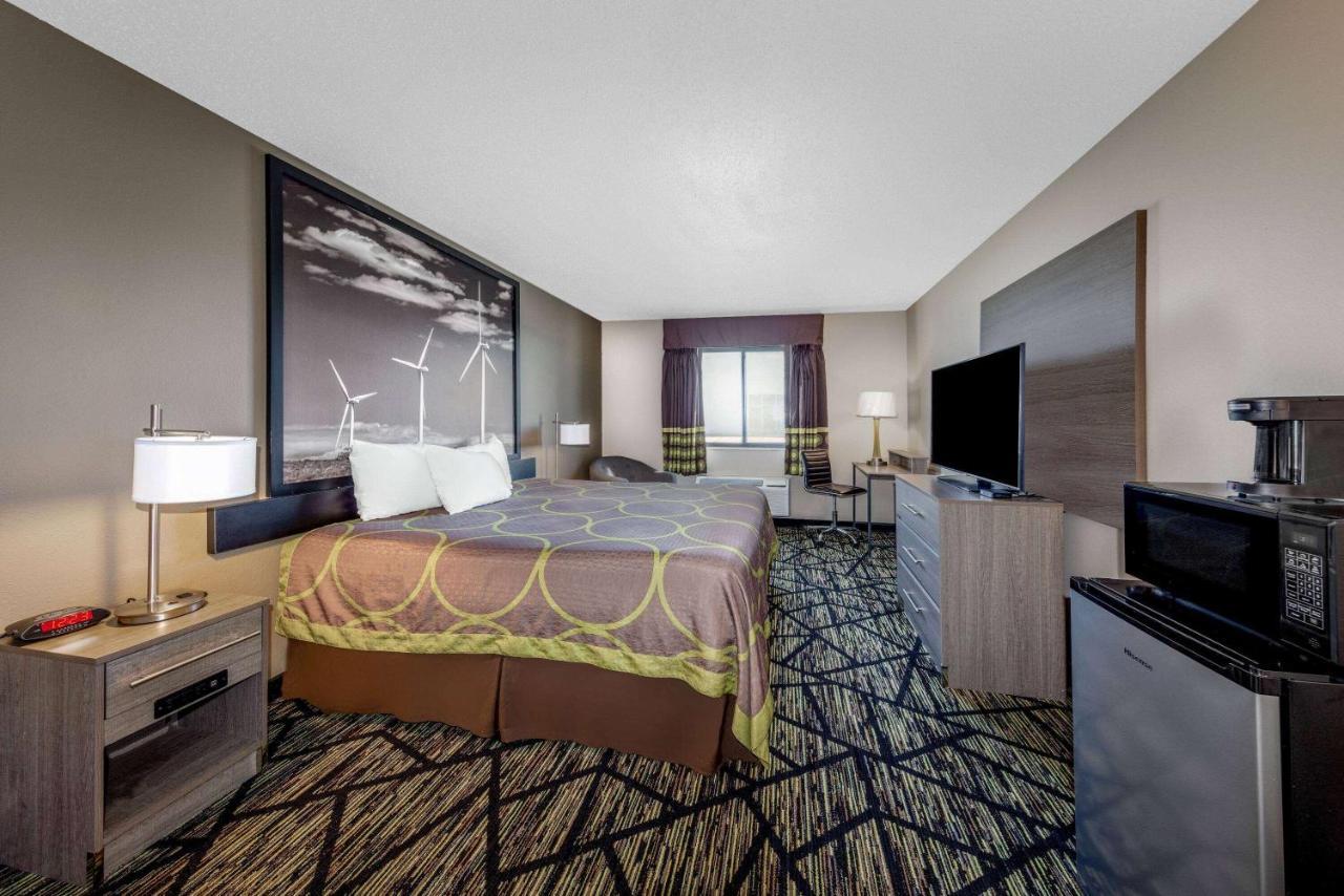 Super 8 By Wyndham Pratt Hotel Kültér fotó