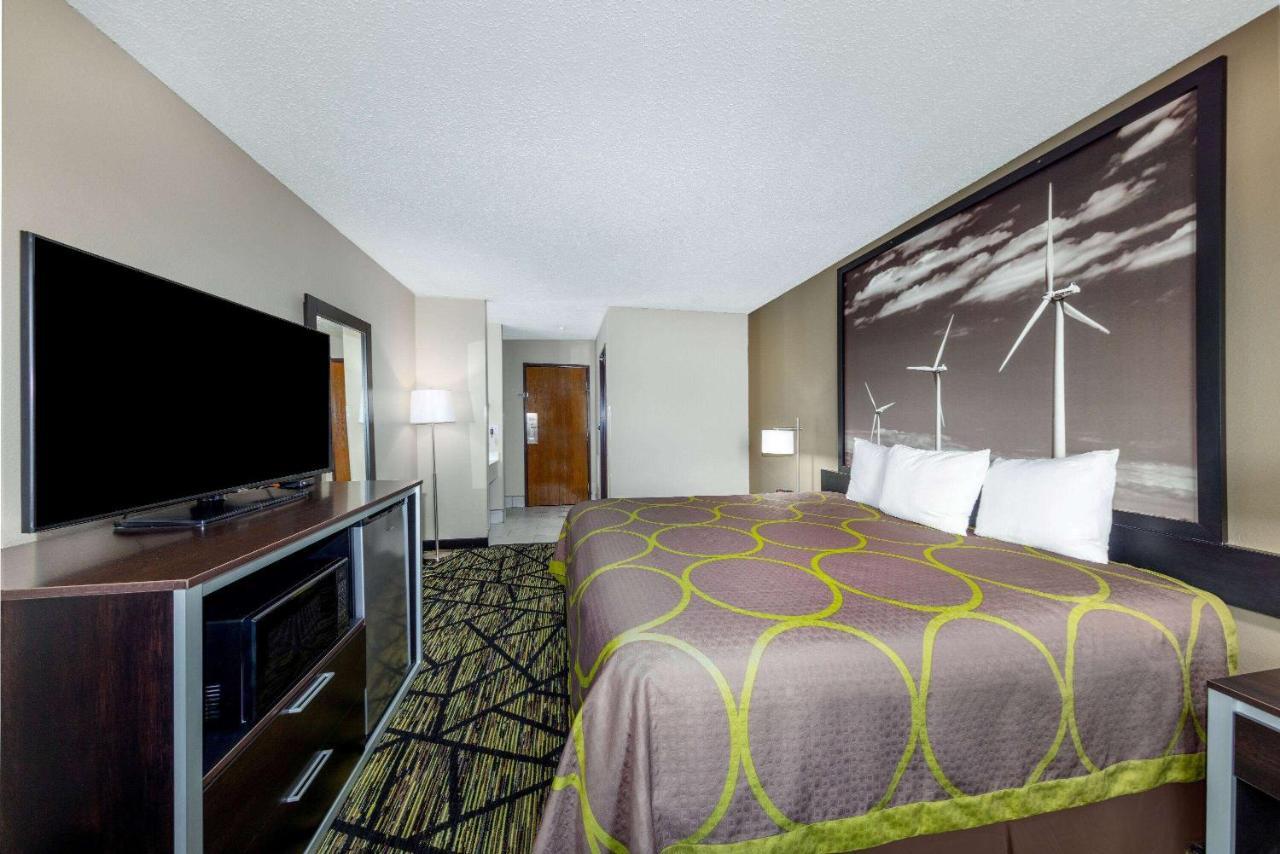 Super 8 By Wyndham Pratt Hotel Kültér fotó