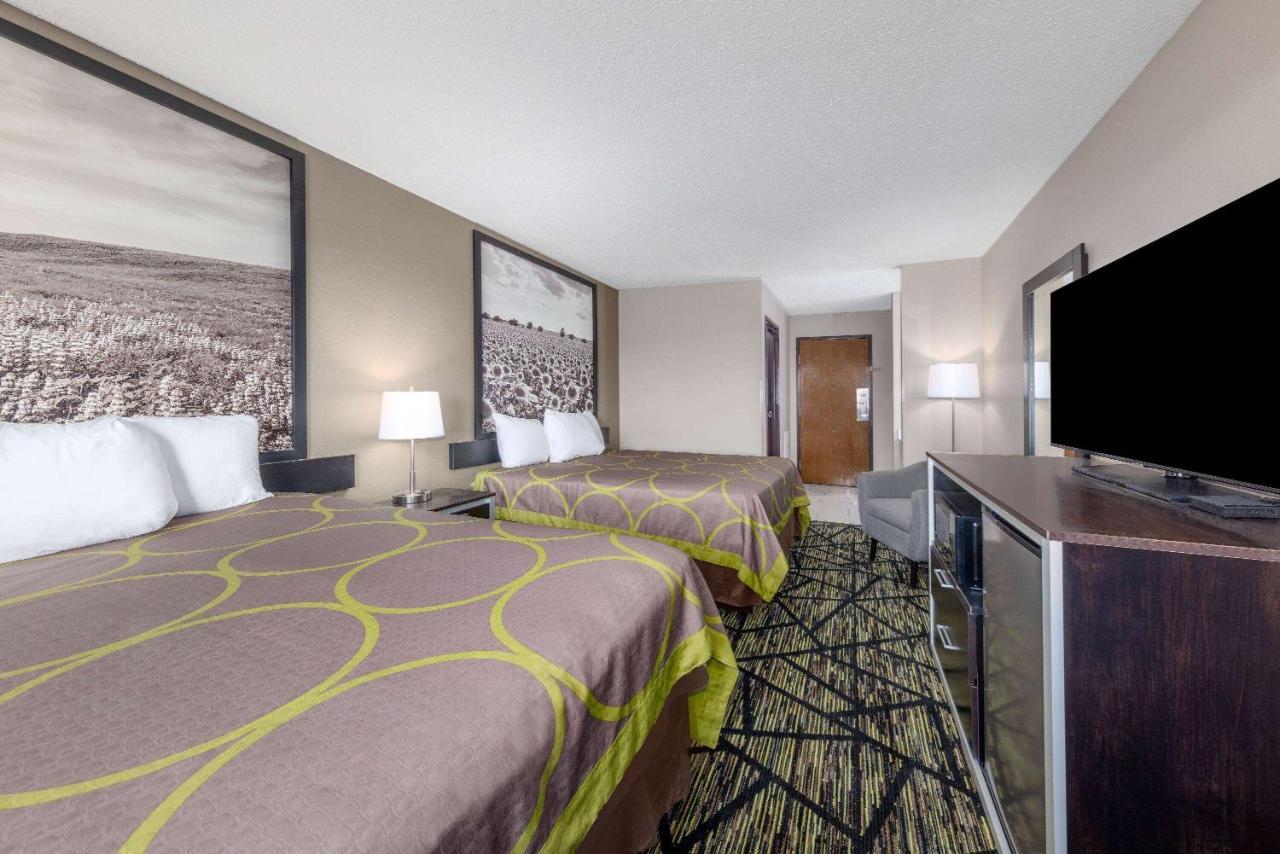 Super 8 By Wyndham Pratt Hotel Kültér fotó