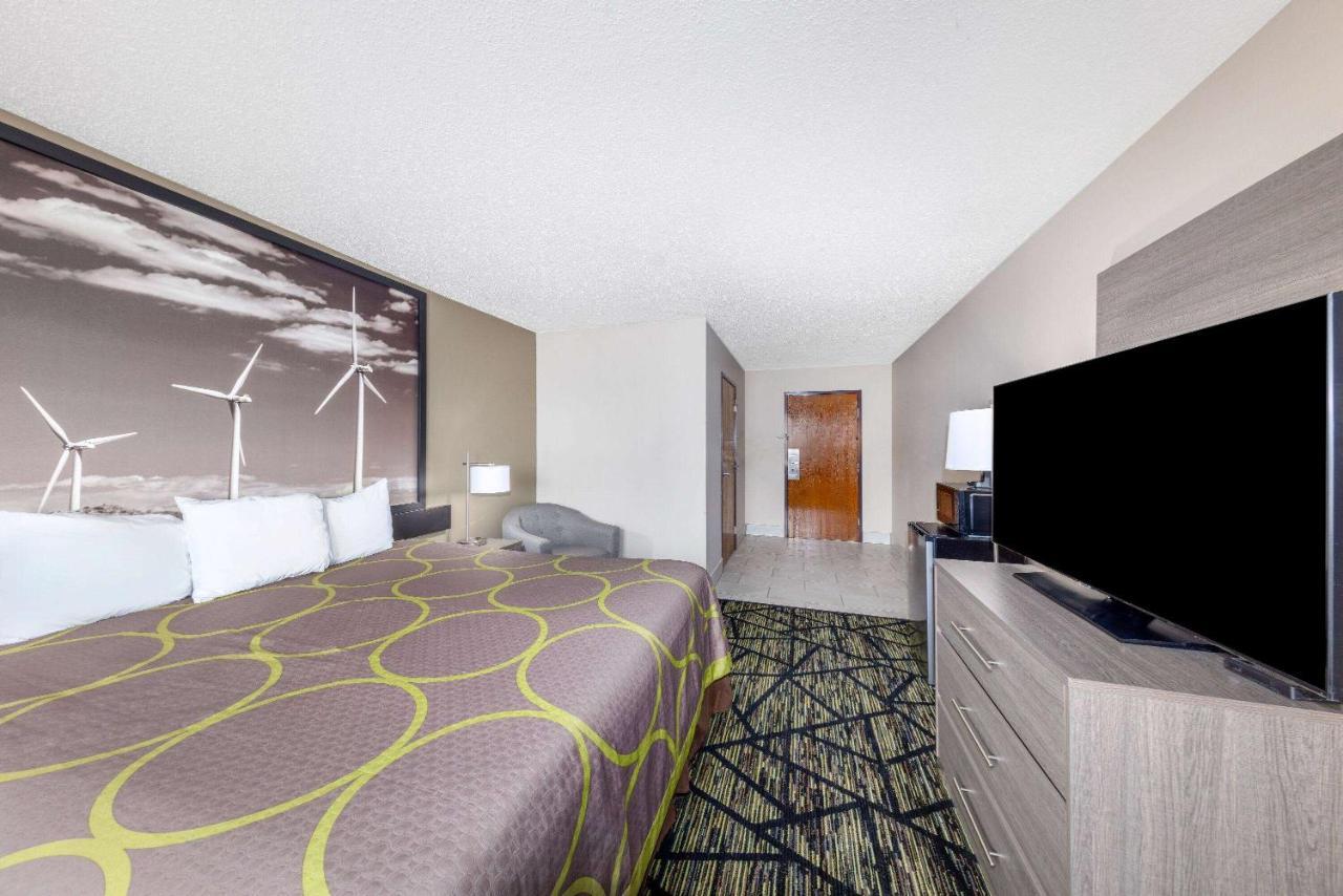 Super 8 By Wyndham Pratt Hotel Kültér fotó