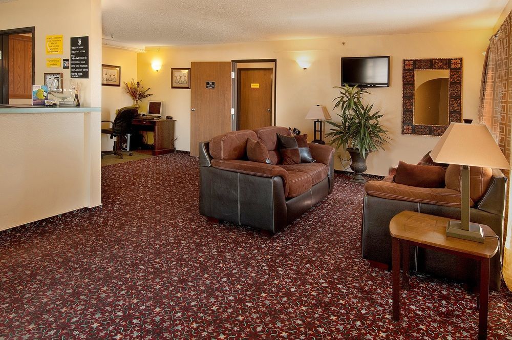 Super 8 By Wyndham Pratt Hotel Kültér fotó