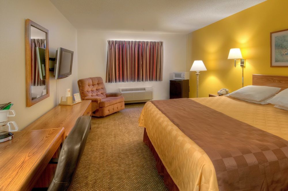 Super 8 By Wyndham Pratt Hotel Kültér fotó