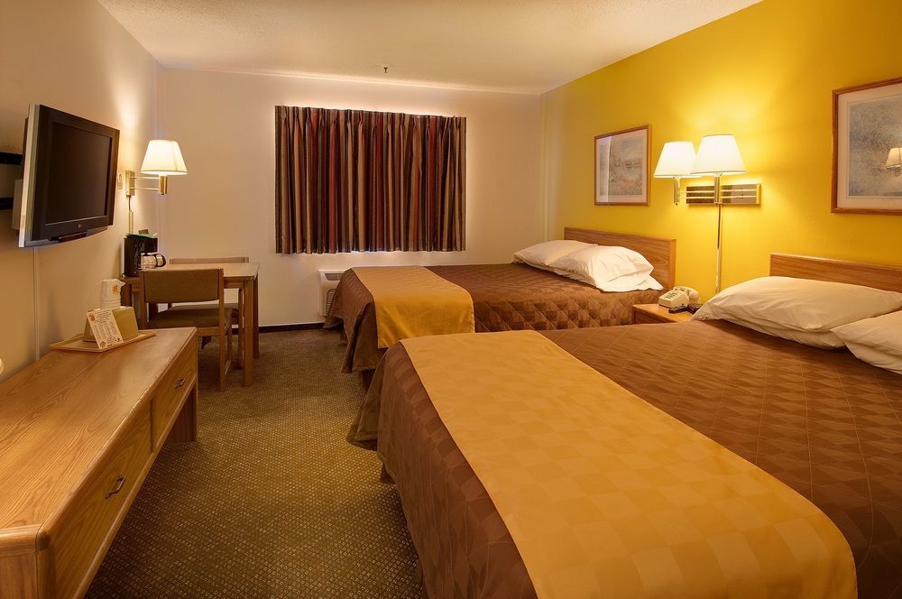 Super 8 By Wyndham Pratt Hotel Kültér fotó