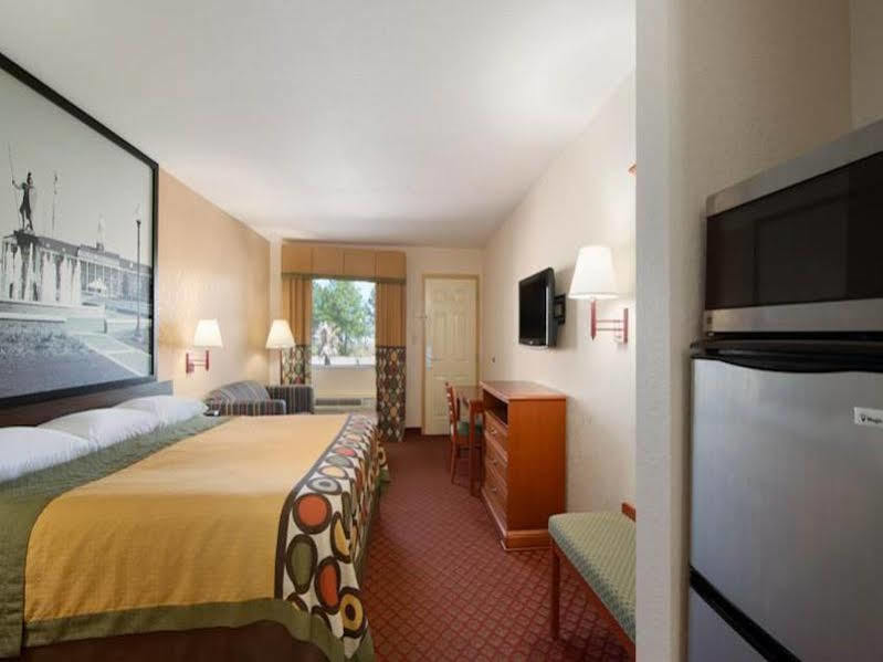 Super 8 By Wyndham Pratt Hotel Kültér fotó